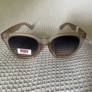 NWT Levi’s sunglasses